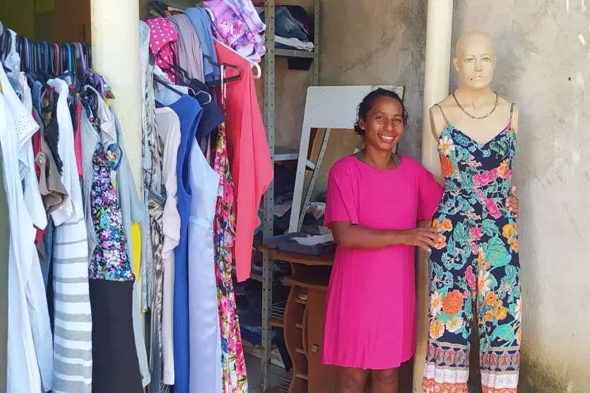 Empreendedora cria brechó em casa e garante sustento após perder emprego fora