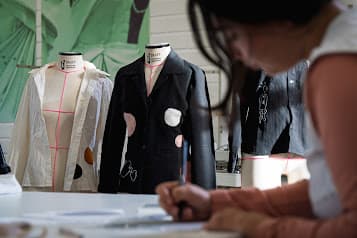 Moda sustentável e upcycling: Univali brilha no Concarh 2023 com uniformes reciclados